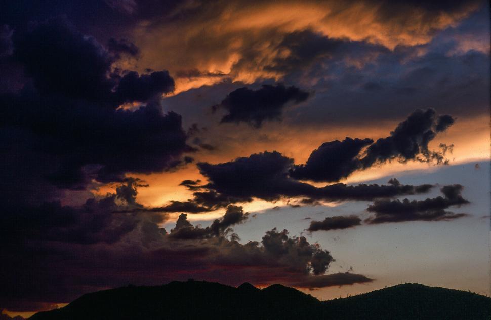 Free Image of Clouds during sunset 