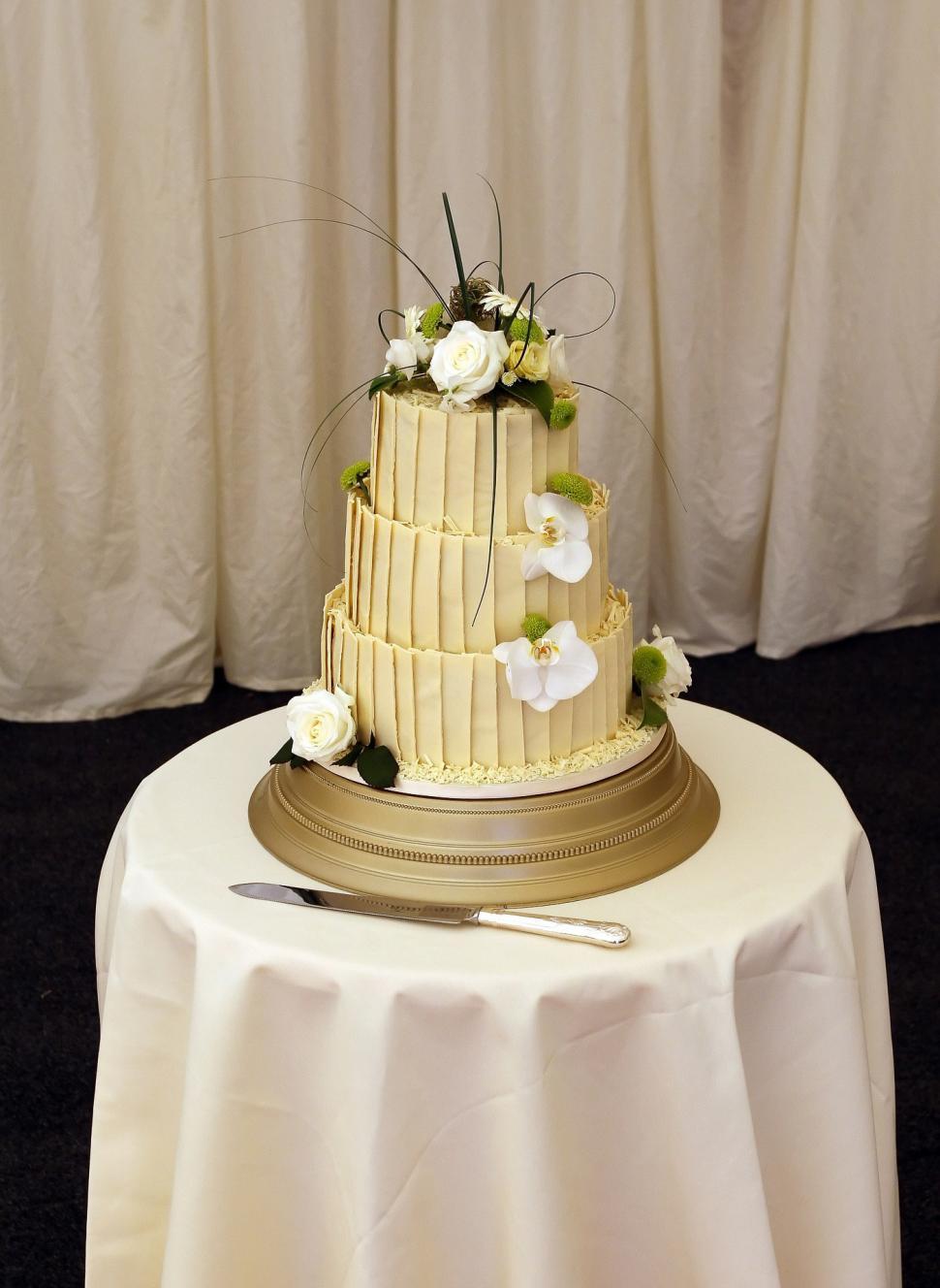 Free Image of Wedding Cake on Table 