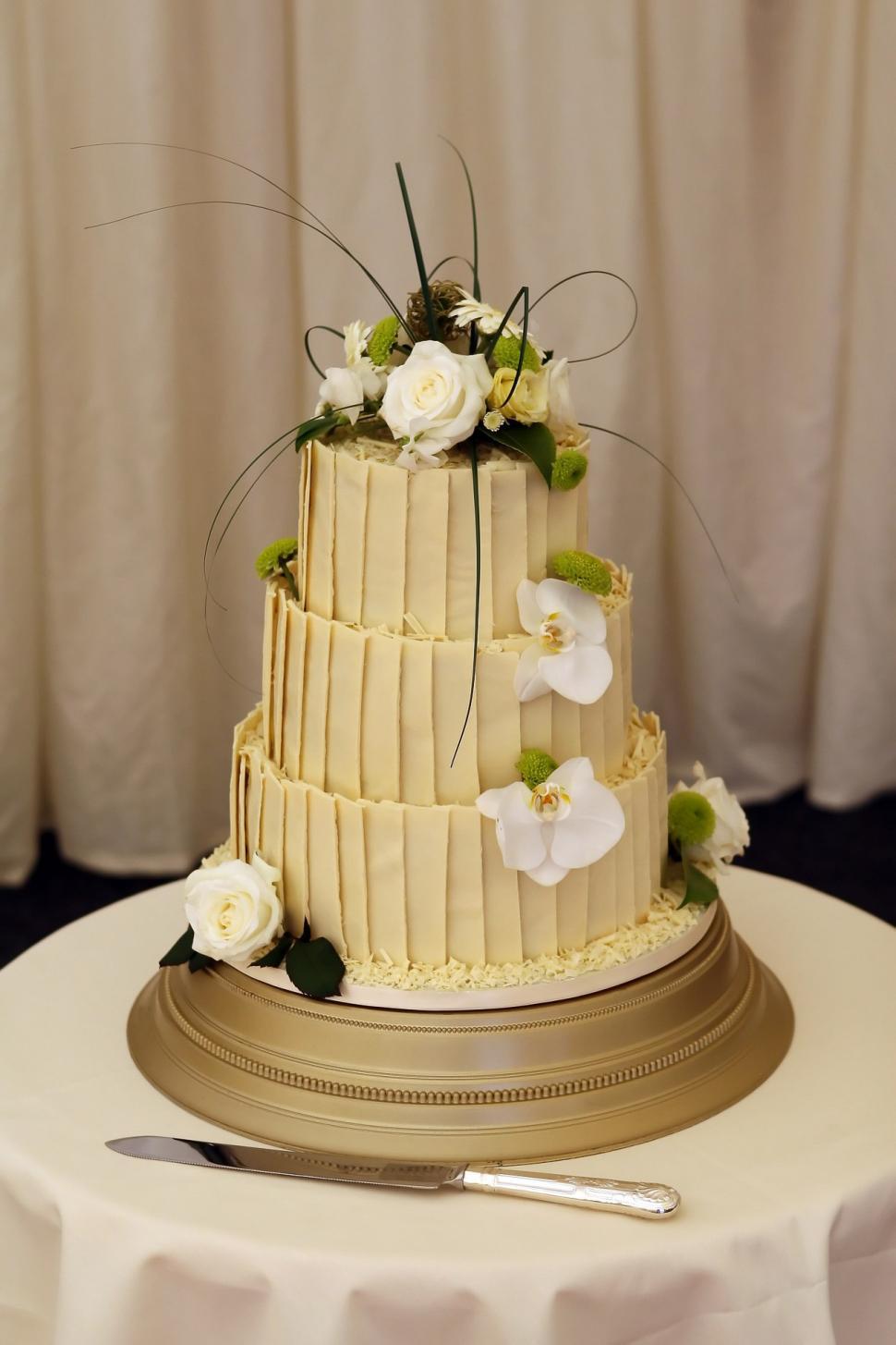 Free Image of Elegant Wedding Cake With White Flowers on Table 
