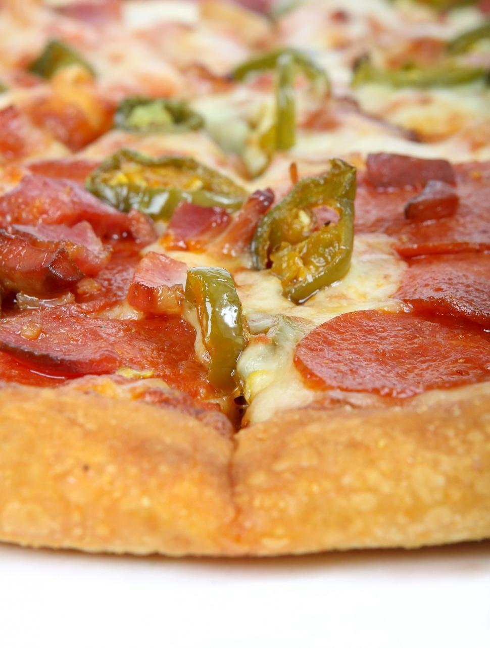 Free Image of Close Up of a Pepperoni and Green Pepper Pizza 