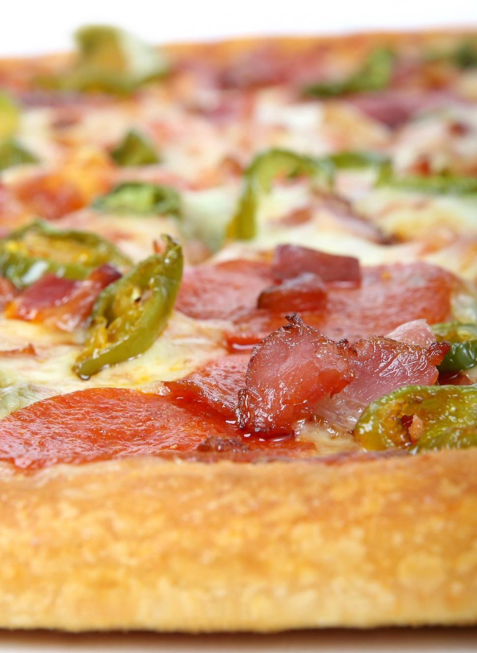 Free Image of Close Up of a Pizza With Pepperoni and Green Peppers 
