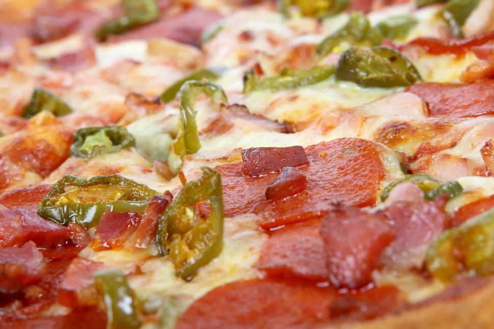 Free Image of Close Up of a Pizza With Pepperoni and Green Peppers 