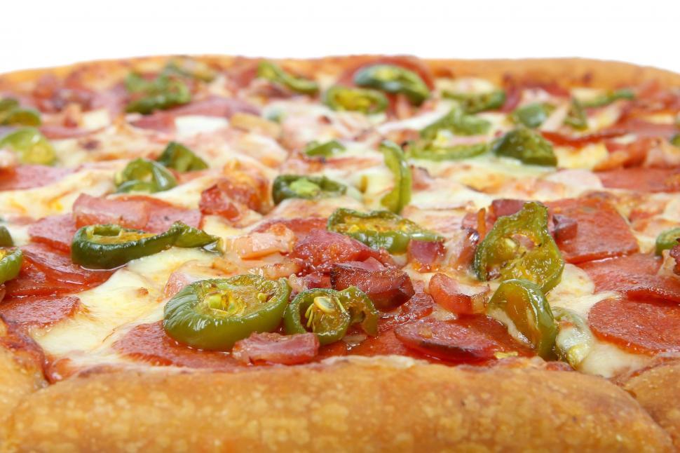 Free Image of Close Up of Pizza With Pepperoni and Green Peppers 