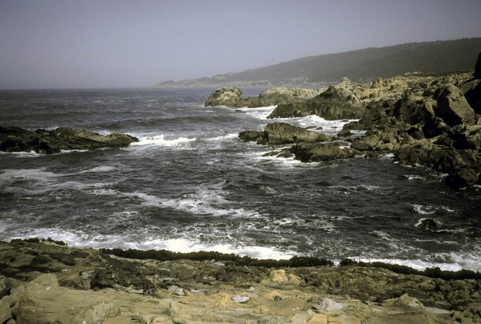 Free Image of Ocean and Rocks 