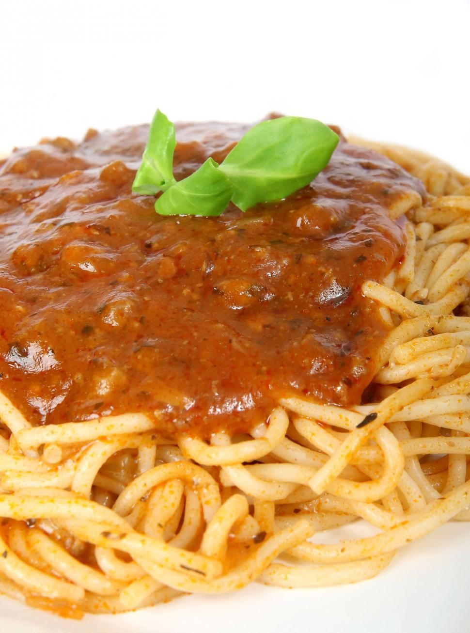 Free Image of Plate of Spaghetti With Sauce and Basil 