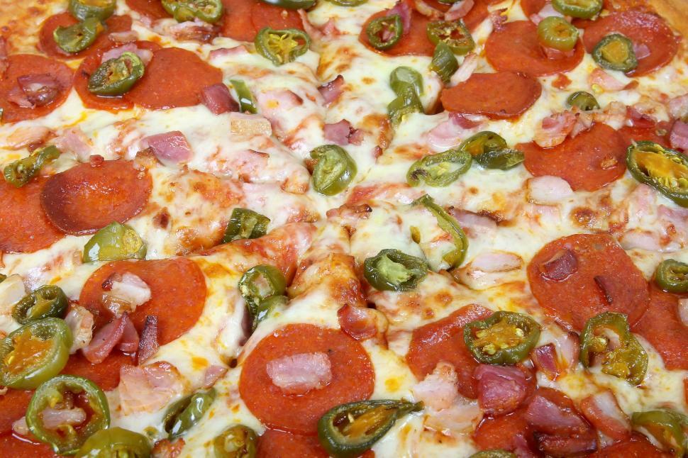 Free Image of Delicious Pizza With Pepperoni, Green Peppers, and Ham 