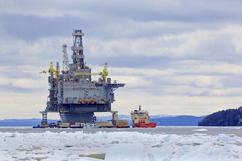 Free Image of Ice, supply ship and oil platform 
