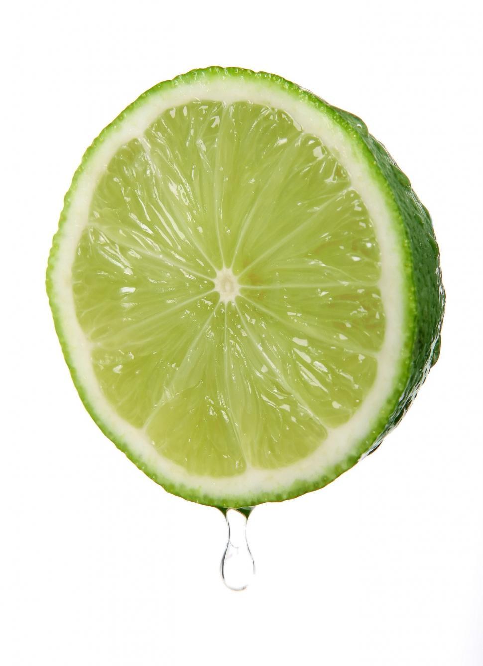 Free Image of Refreshing Slice of Lime With Water Droplets 