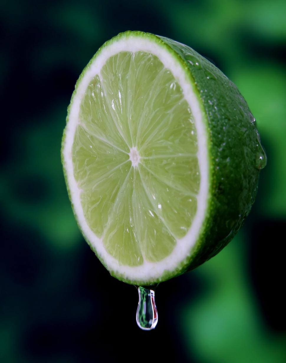 Free Image of Fresh Lime With Water Droplet 
