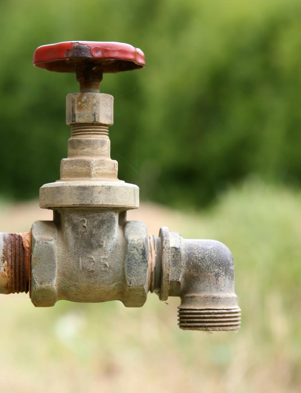 Free Image of Close Up of Water Faucet With Red Top 