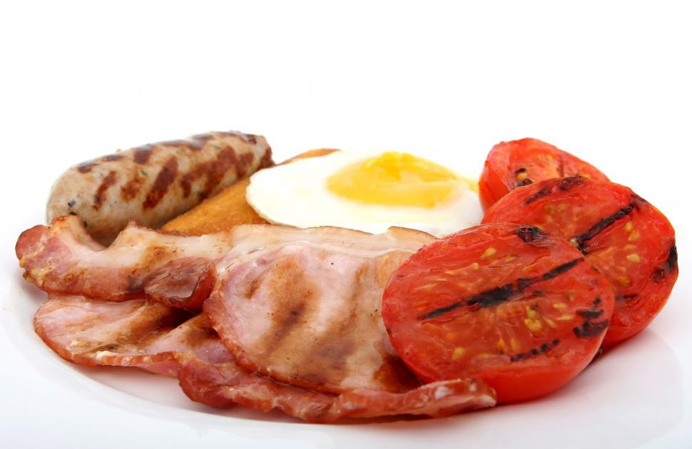 Free Image of Delicious Breakfast Plate With Bacon, Tomatoes, and Eggs 