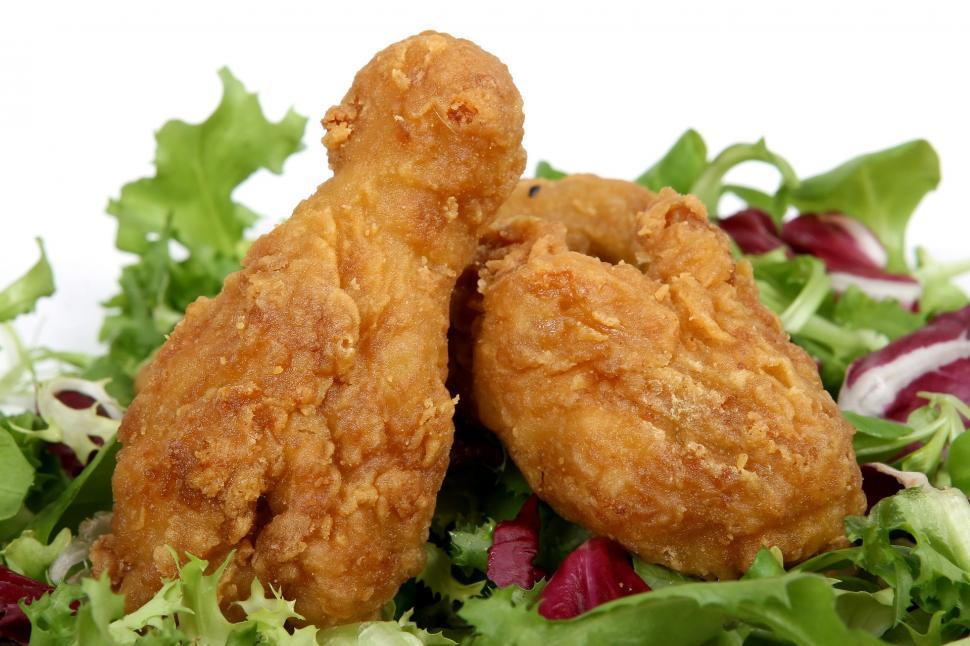 Free Image of Close Up of Fried Food Items on Bed of Lettuce 
