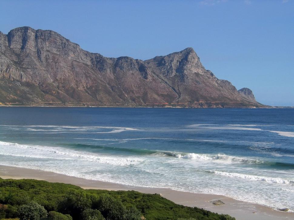 Free Image of Beach With Mountain in Background 