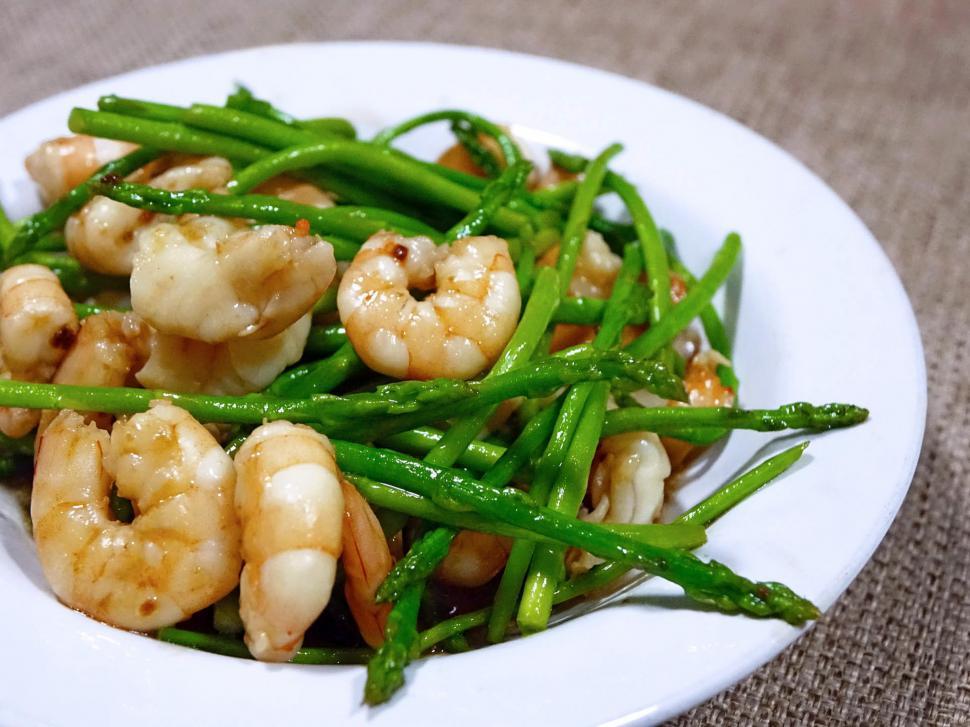 Free Image of White Plate With Green Beans and Shrimp 