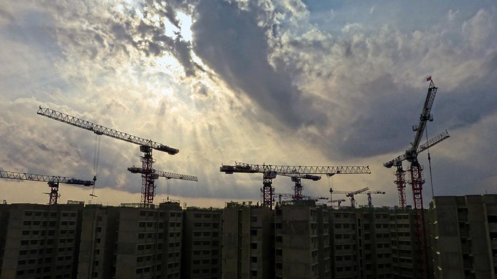 Free Image of Cranes in the sky 