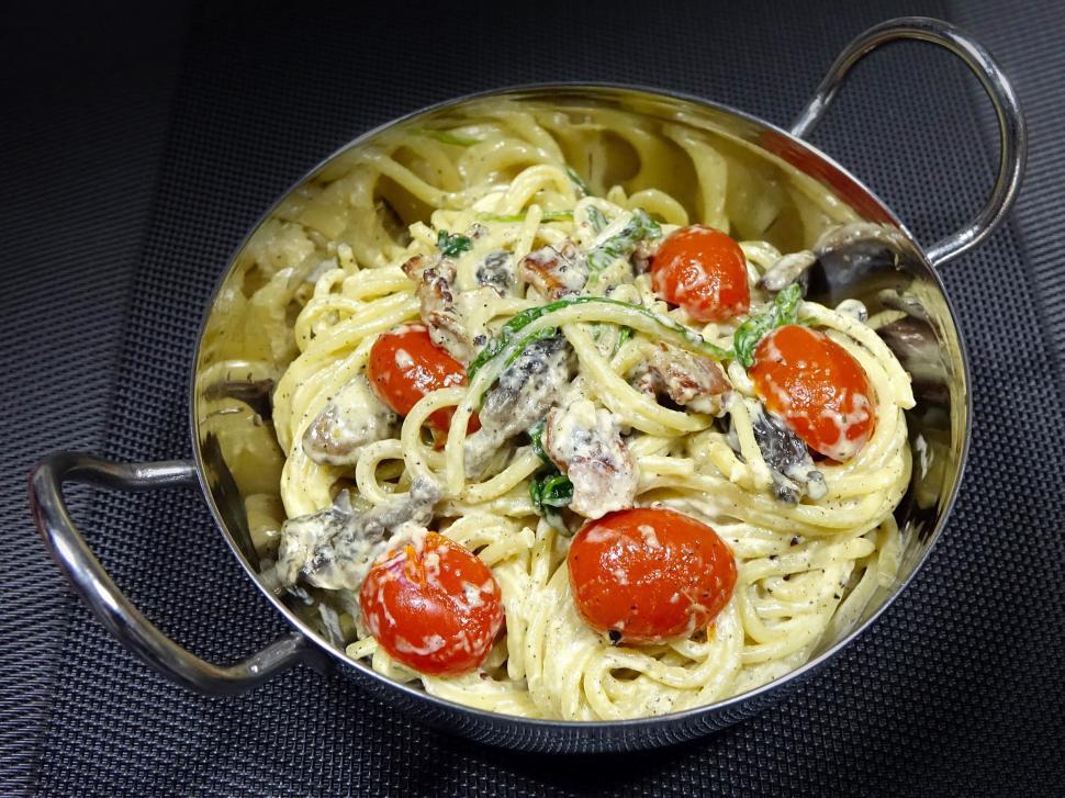 Free Image of Bowl of Pasta With Tomatoes and Sauce 