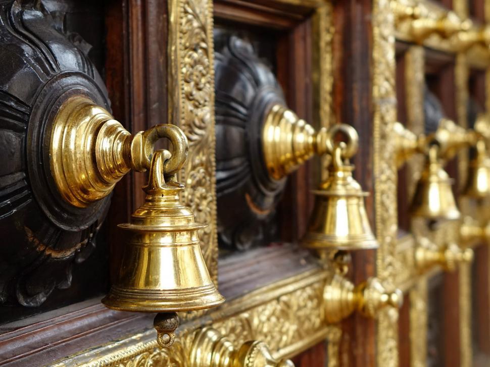 Free Image of Detailed Close Up of a Golden Door Handle 