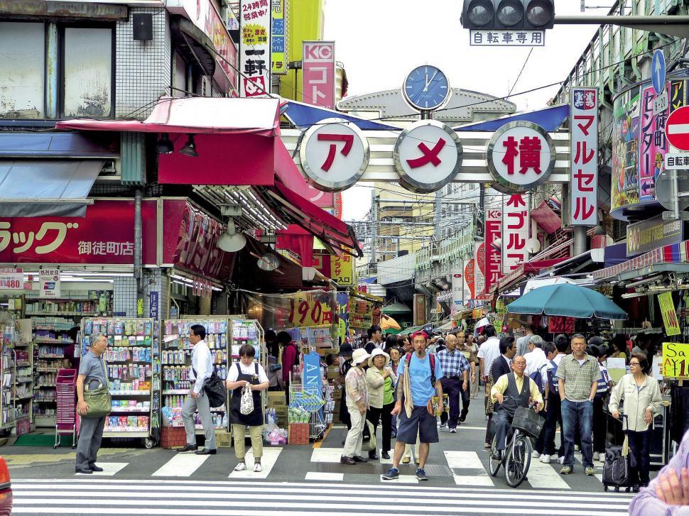 Free Image of Busy Japan street 