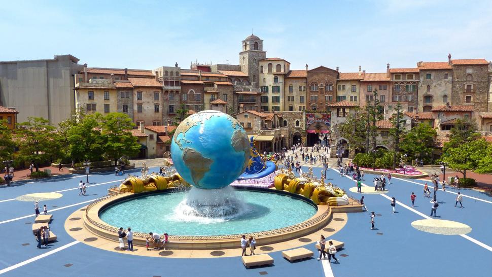 Free Image of Large Fountain With Blue Globe 