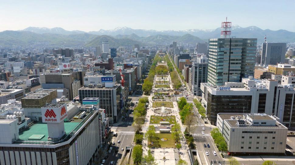 Free Image of Greenway in Japan City 