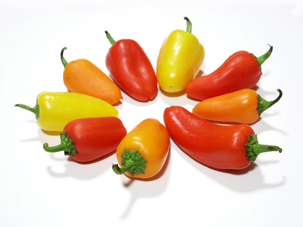 Free Image of Peppers Arranged in a Circle 
