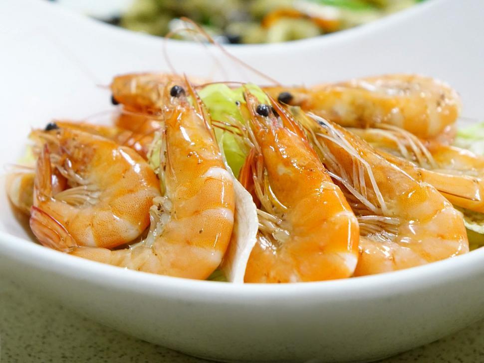 Free Image of Close Up of a Bowl of Food With Shrimp 