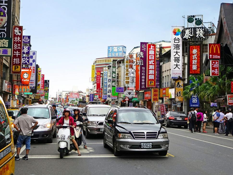 Free Image of Bustling City Street With Heavy Traffic 