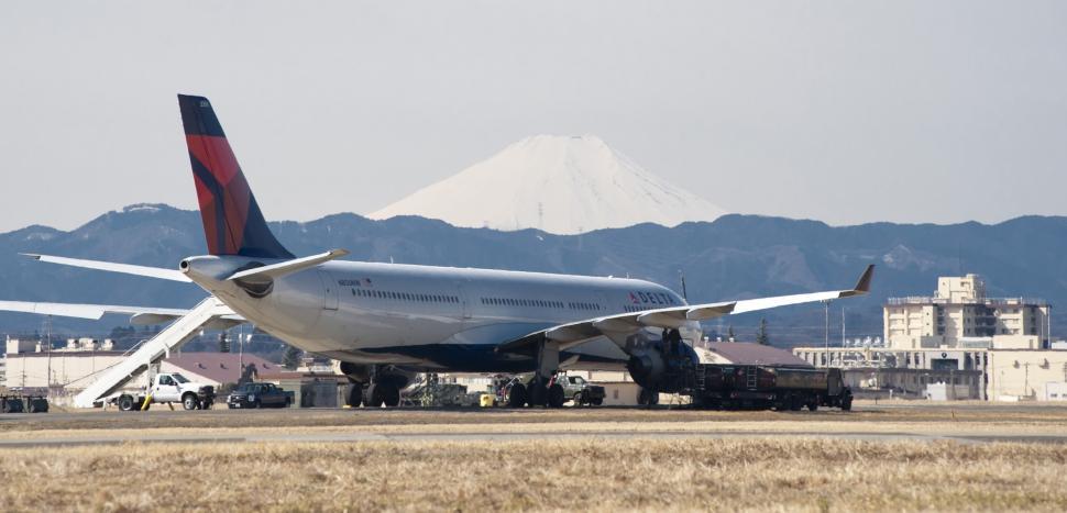 Free Image of Large Jetliner on Airport Tarmac 