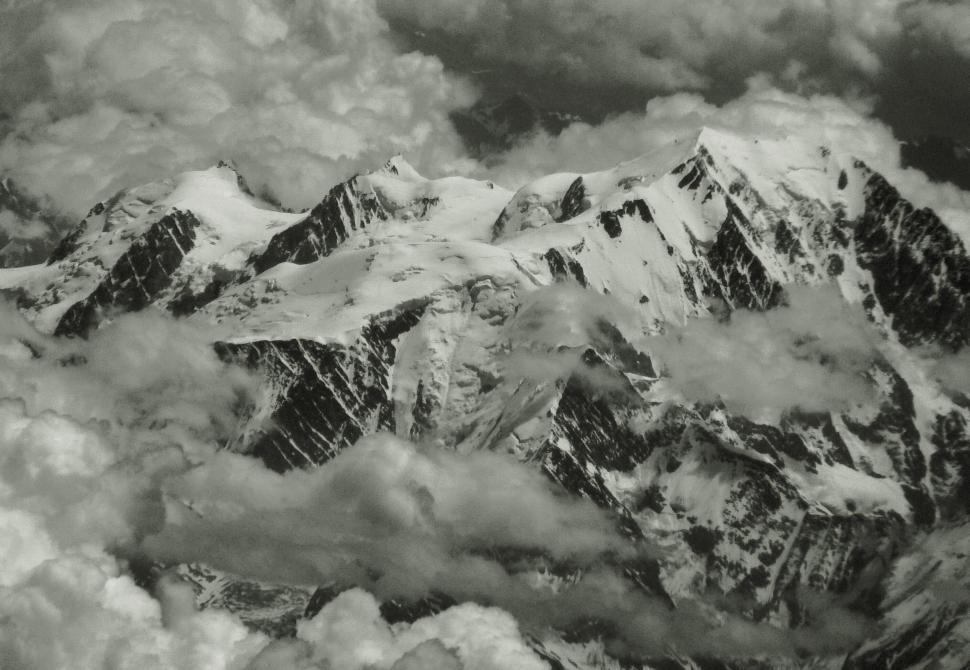 Free Image of Majestic Mountain Range in Black and White 