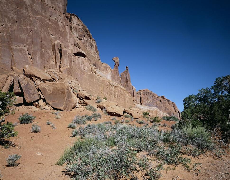 Free Image of Massive Rock Formation Dominates Desert Landscape 