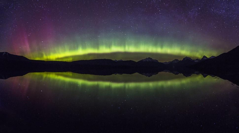 Free Image of Green and Purple Aurora Borealis Dancing Over a Lake 