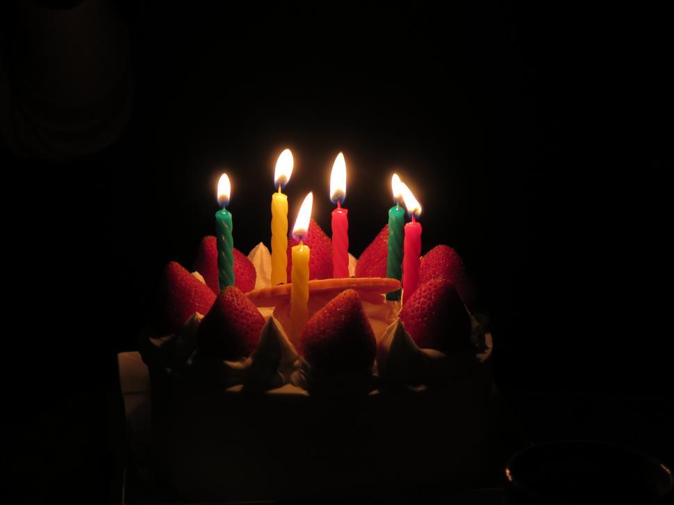 Free Image of Birthday Cake With Lit Candles 