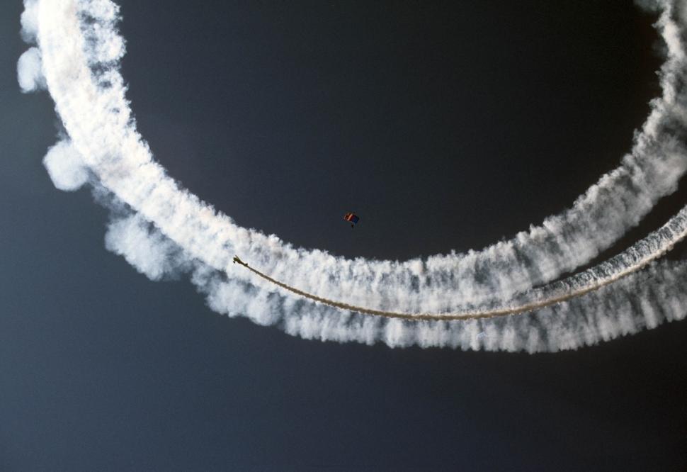 Free Image of airshow trails 