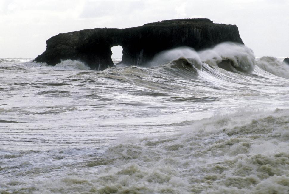 Free Image of waves crash on rocks offshore 