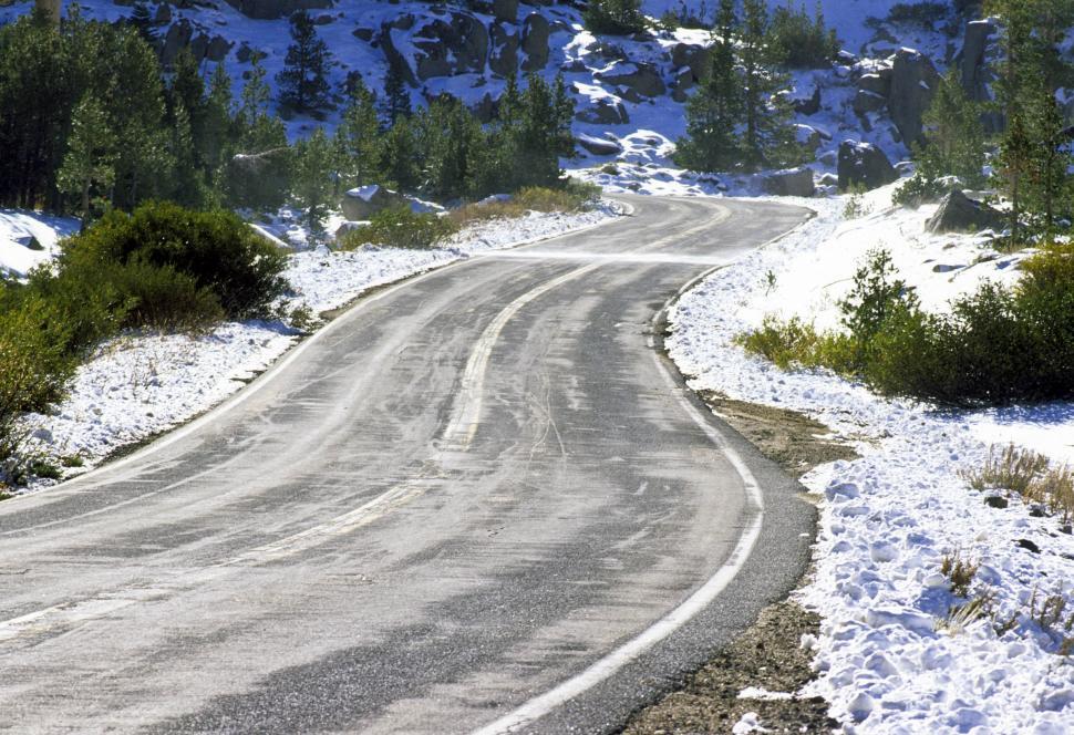 Free Image of winter mountain road 