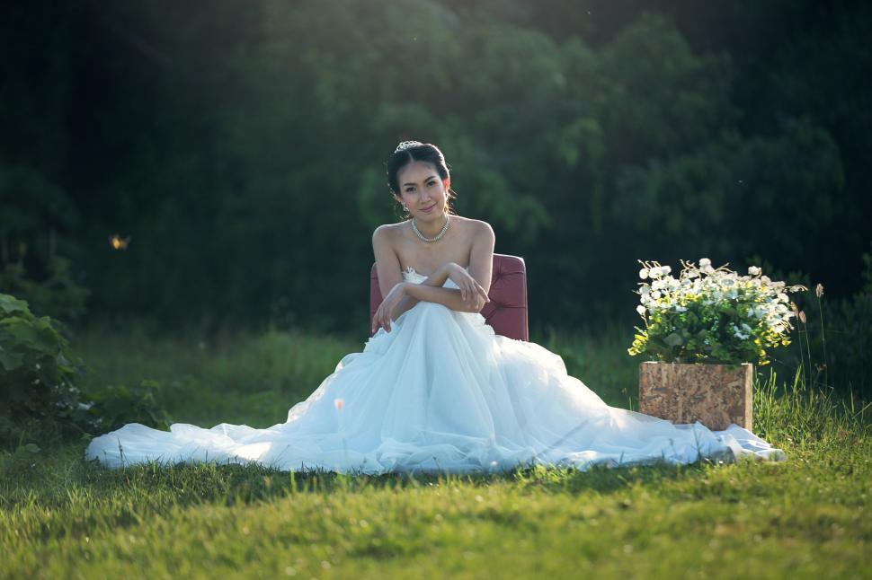 Free Image of Girl in Bridal Dress 