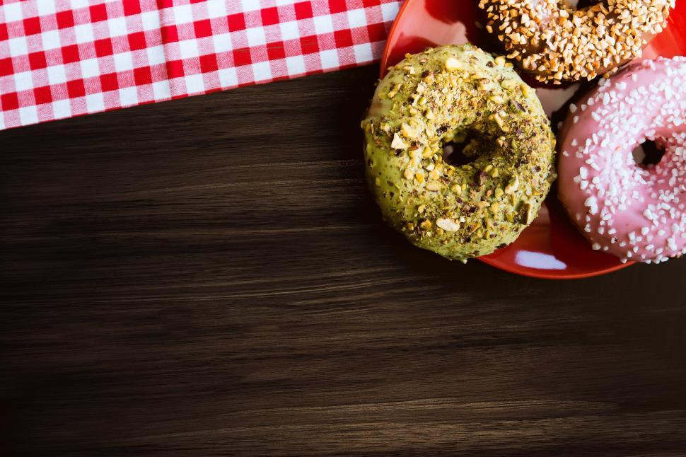 Free Image of Red Plate With Sprinkled Donuts 