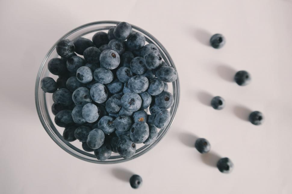 Free Image of Glass Bowl Filled With Blueberries on Table 