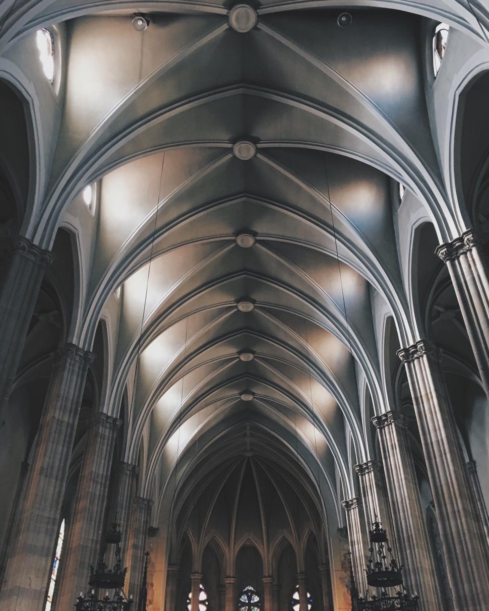 Free Image of Grand Cathedral Interior With High Vaulted Ceilings and Pews 