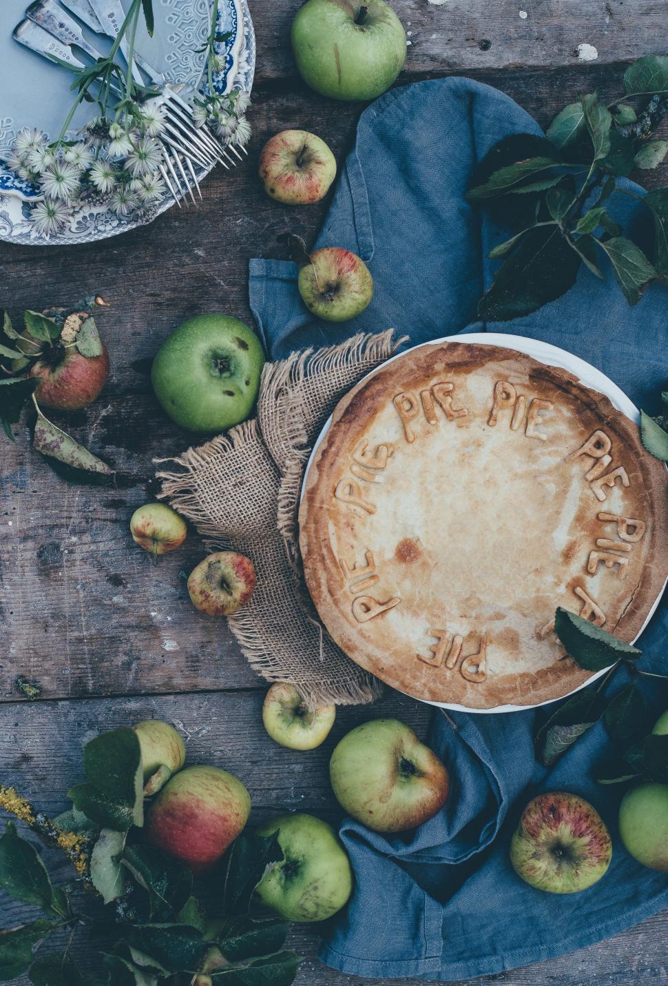 Free Image of Pie on Blue Cloth With Green Apples 