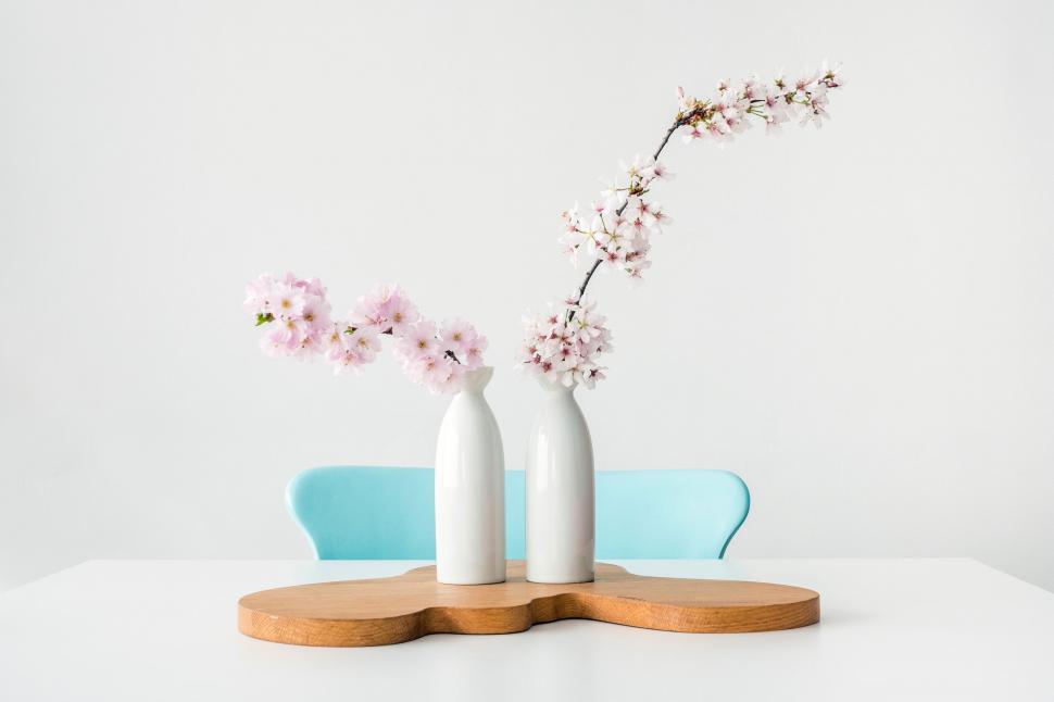Free Image of Two Vases on Table 