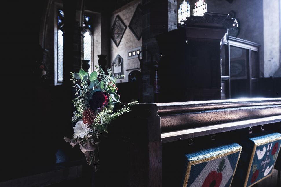 Free Image of Bouquet of Flowers on Church Pew 
