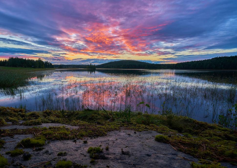 Free Image of Majestic Sunset Over Lake 