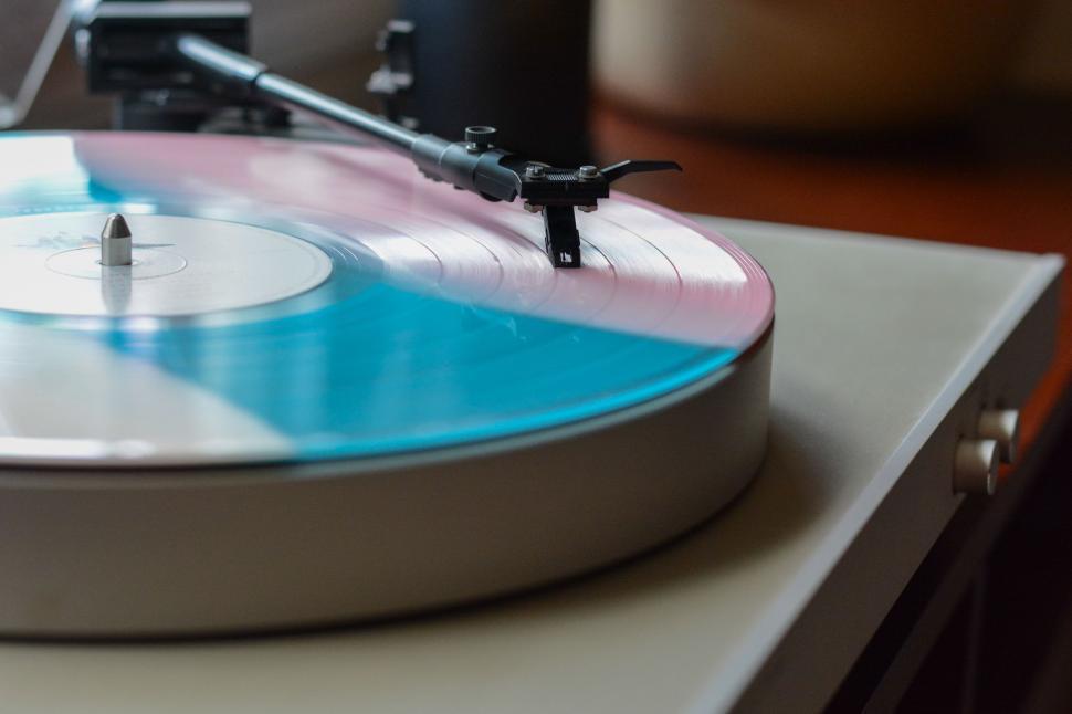 Free Image of Turntable With Blue and White Disc 
