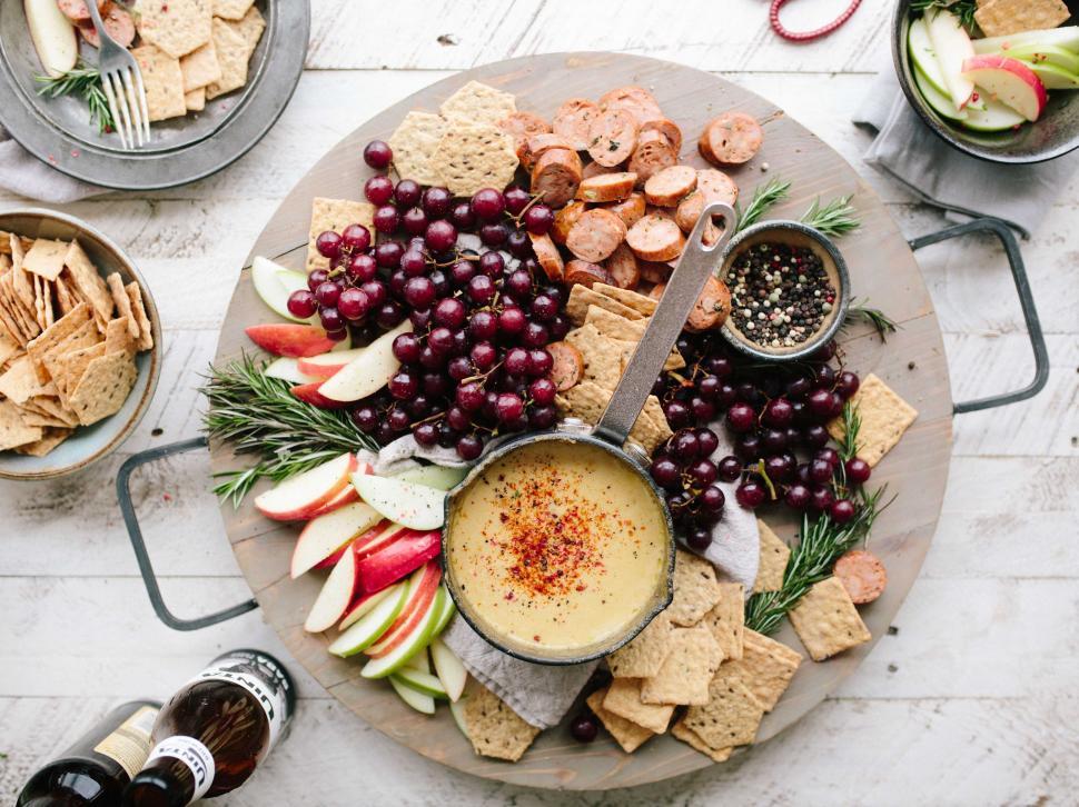 Free Image of Platter Filled With Grapes, Apples, and Crackers 