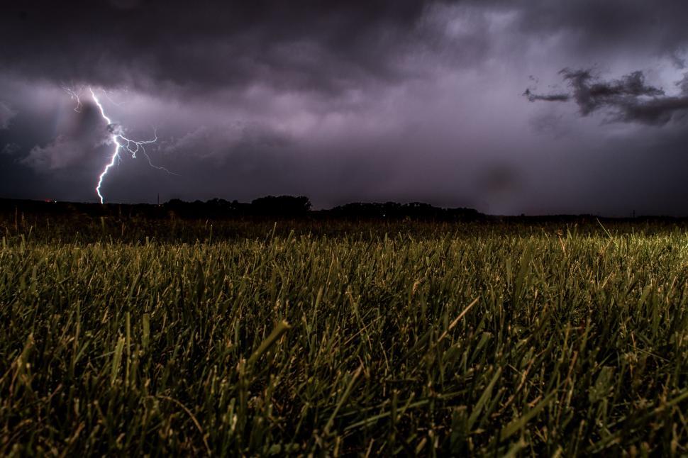 Free Image of Electrifying Sky Over Grass Field 