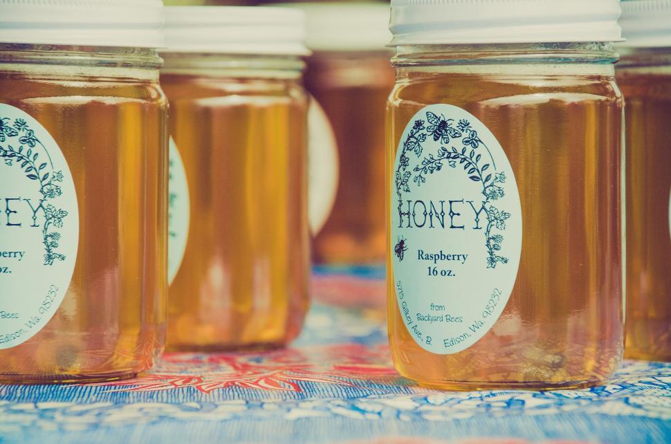 Free Image of Honey Jars Lined Up on Table 