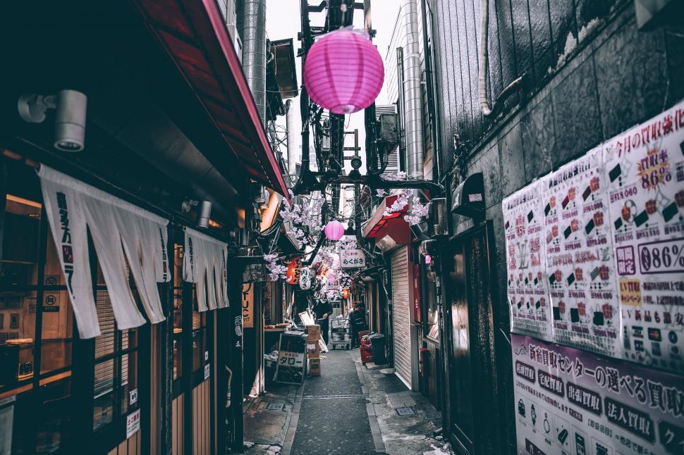 Free Image of Narrow Alley With Pink Lantern 