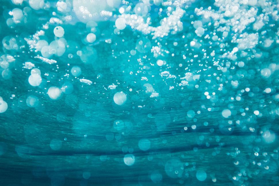 Free Image of Clear Blue Water With Bubbles 