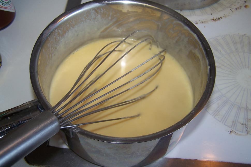 Free Image of Cheese sauce in saucepan 